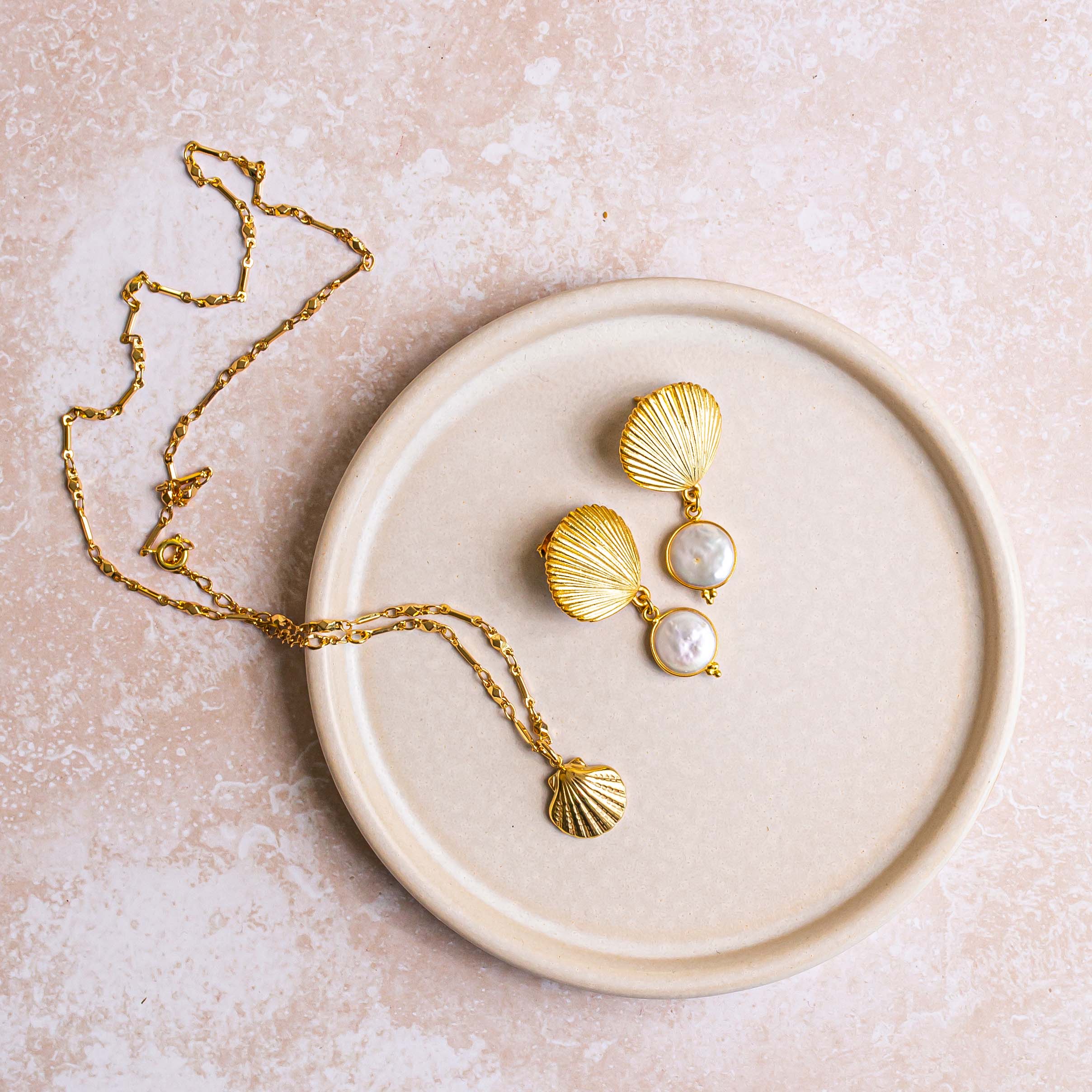 Estepona Gold Shell Pendant Necklace - Image 4