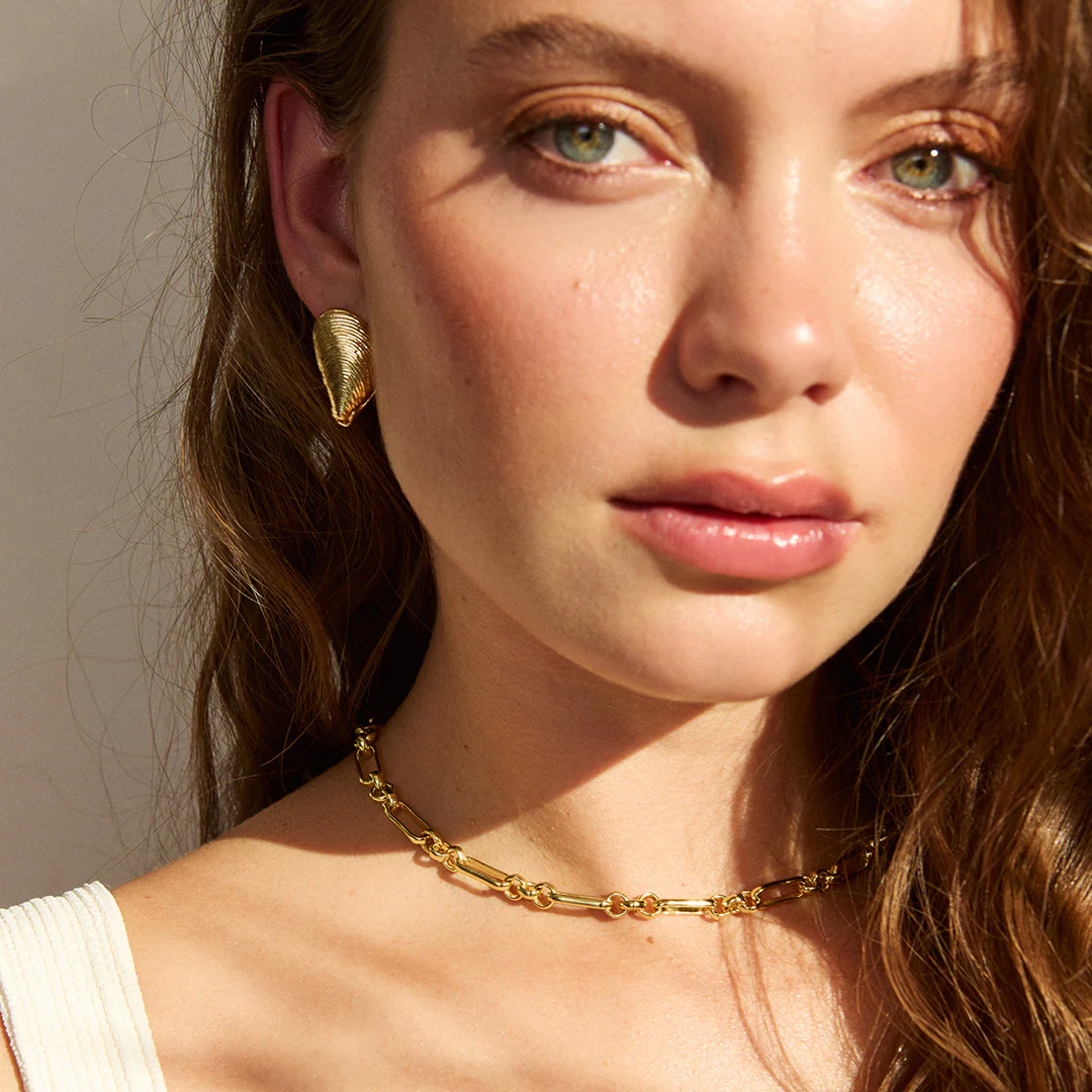 Mussel Shell Earrings Gold - Image 2